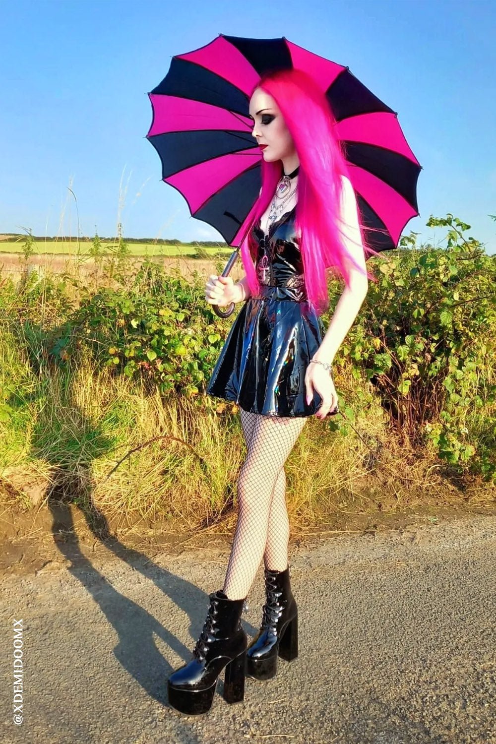 Batwing Pagoda Umbrella [BLACK/HOT PINK STRIPED]