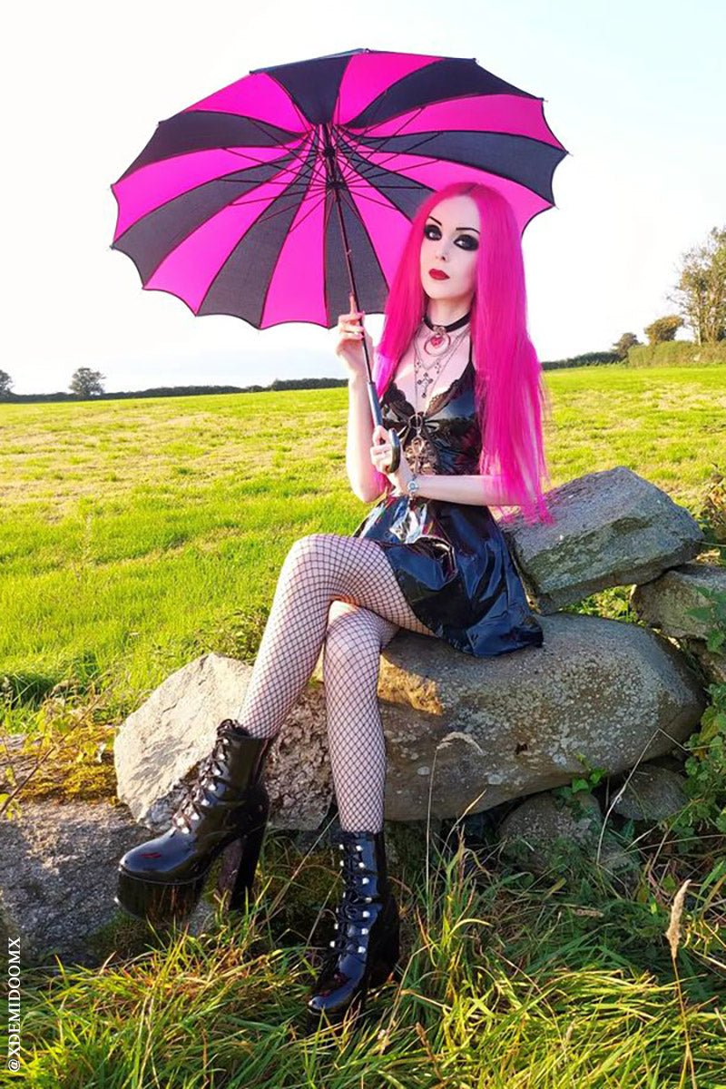 Batwing Pagoda Umbrella [BLACK/HOT PINK STRIPED]
