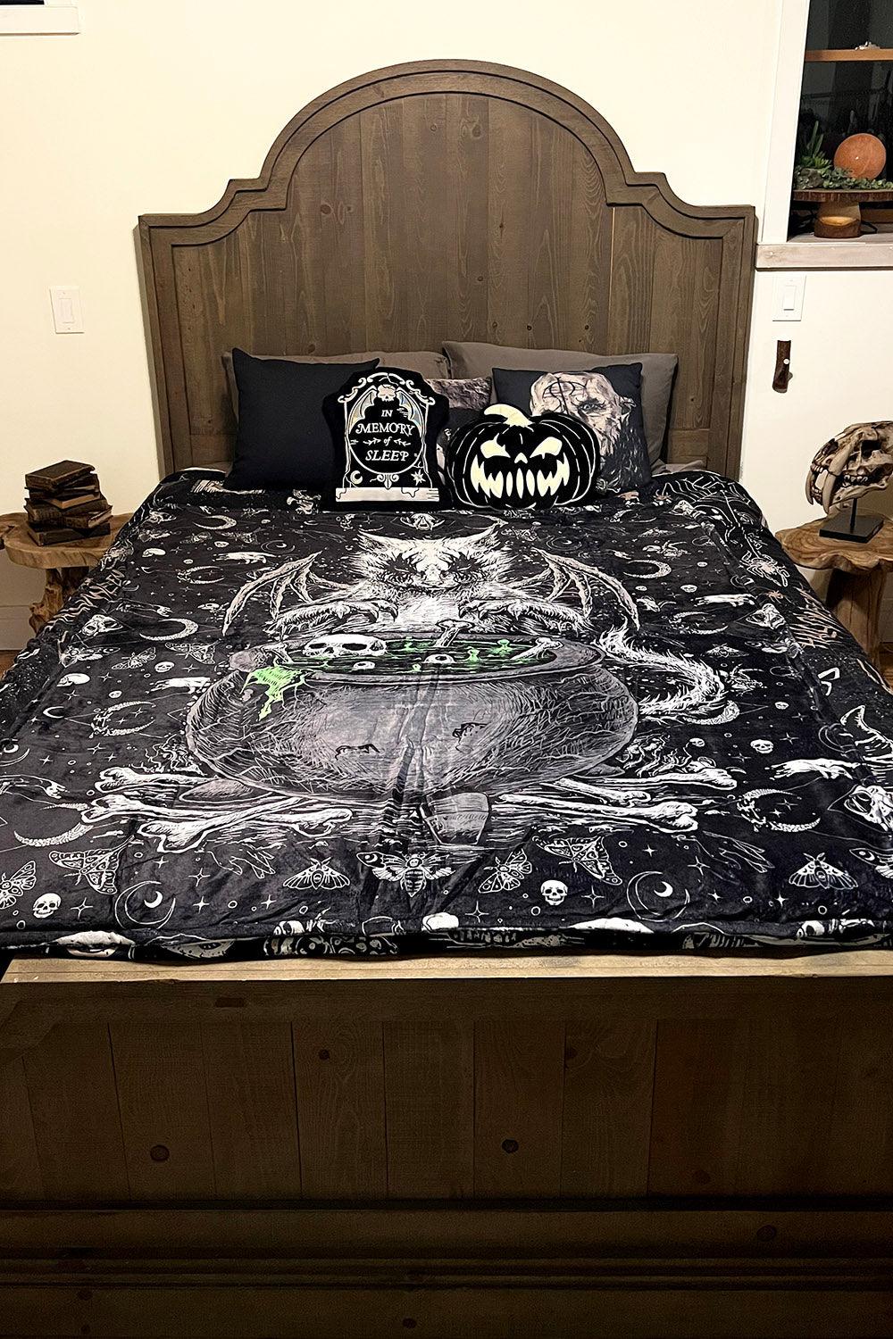 Conjuring Cat Throw Blanket